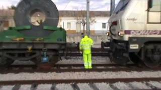 RENFE 333 parando en la estación de La Encina