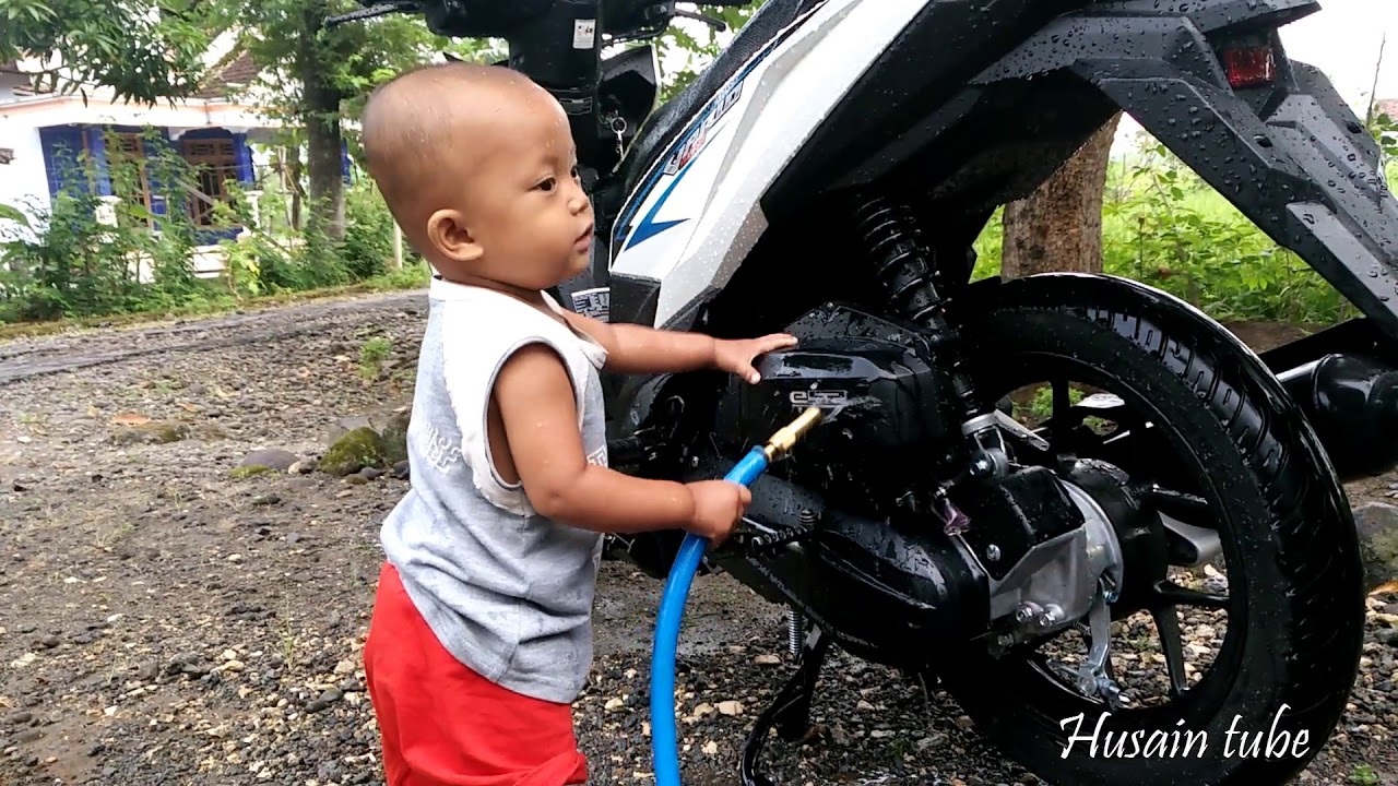 Vidio Lucu Bayi Mencuci Motor Pake Semprotan YouTube