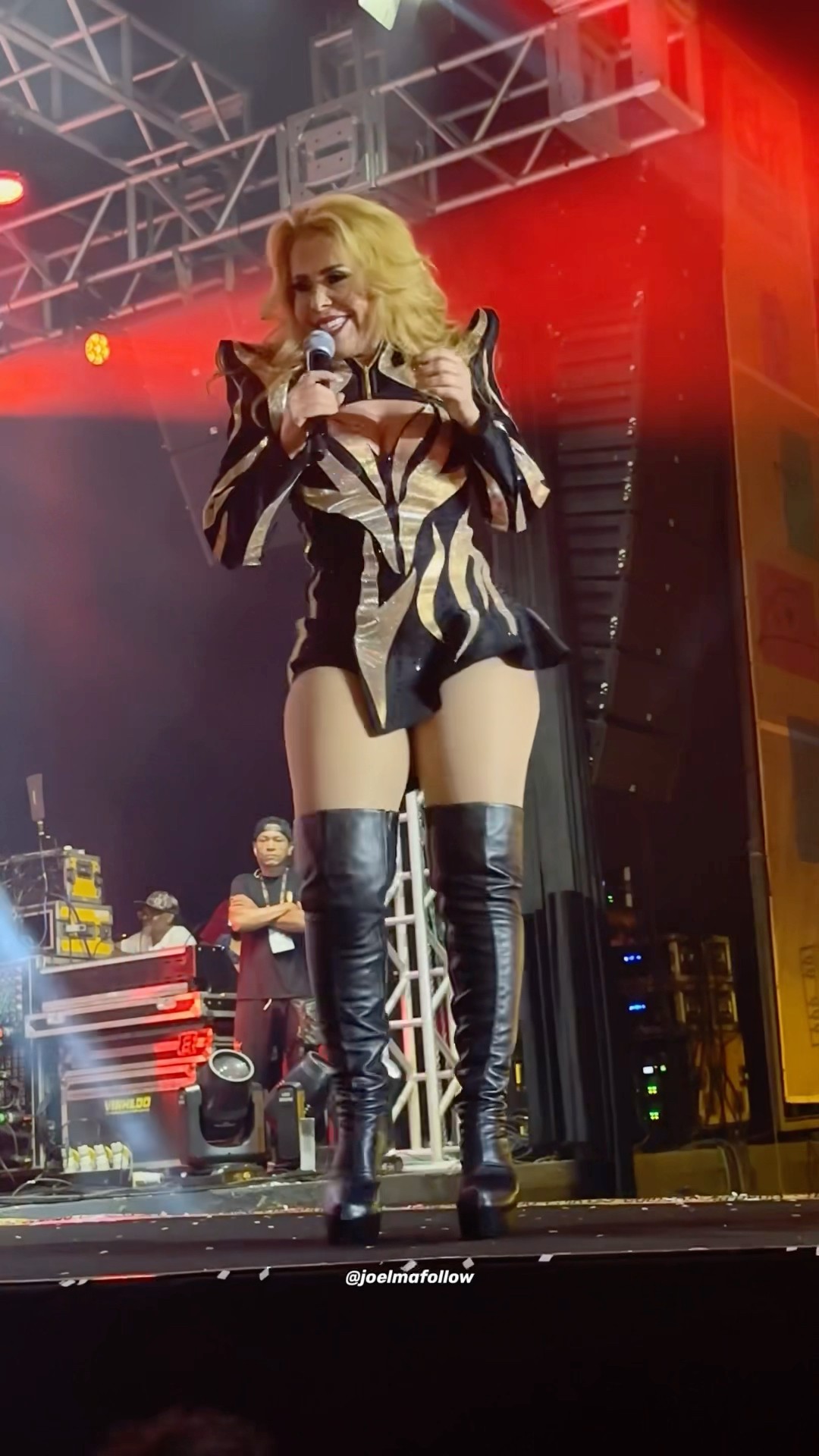Joelma usa novo figurino em show