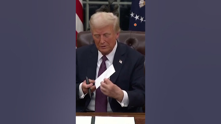 Donald Trump shows reporters Joe Biden’s letter | REUTERS