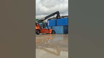 Shifting 40ft container #container #reachstacker #kalmar #motivation #trailer #trukoleng