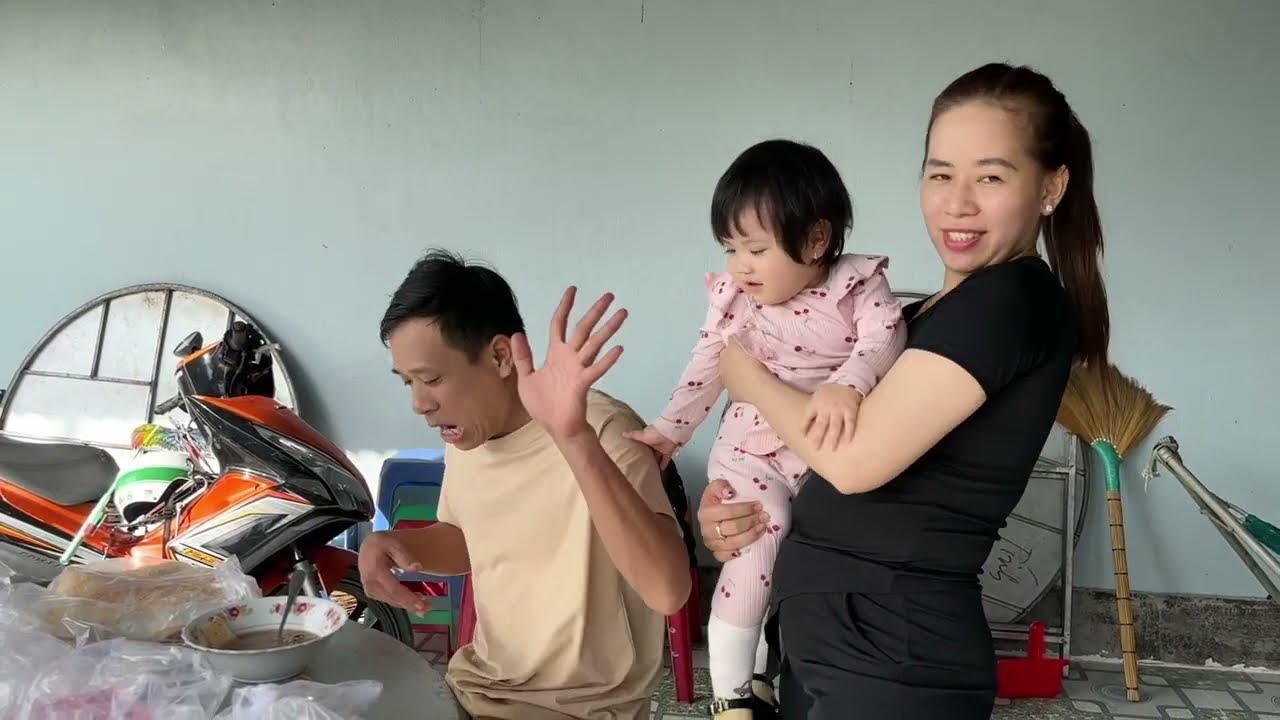 nhà mẹ Tính cúng đưa con cháu về đầy đủ vui quá là vui