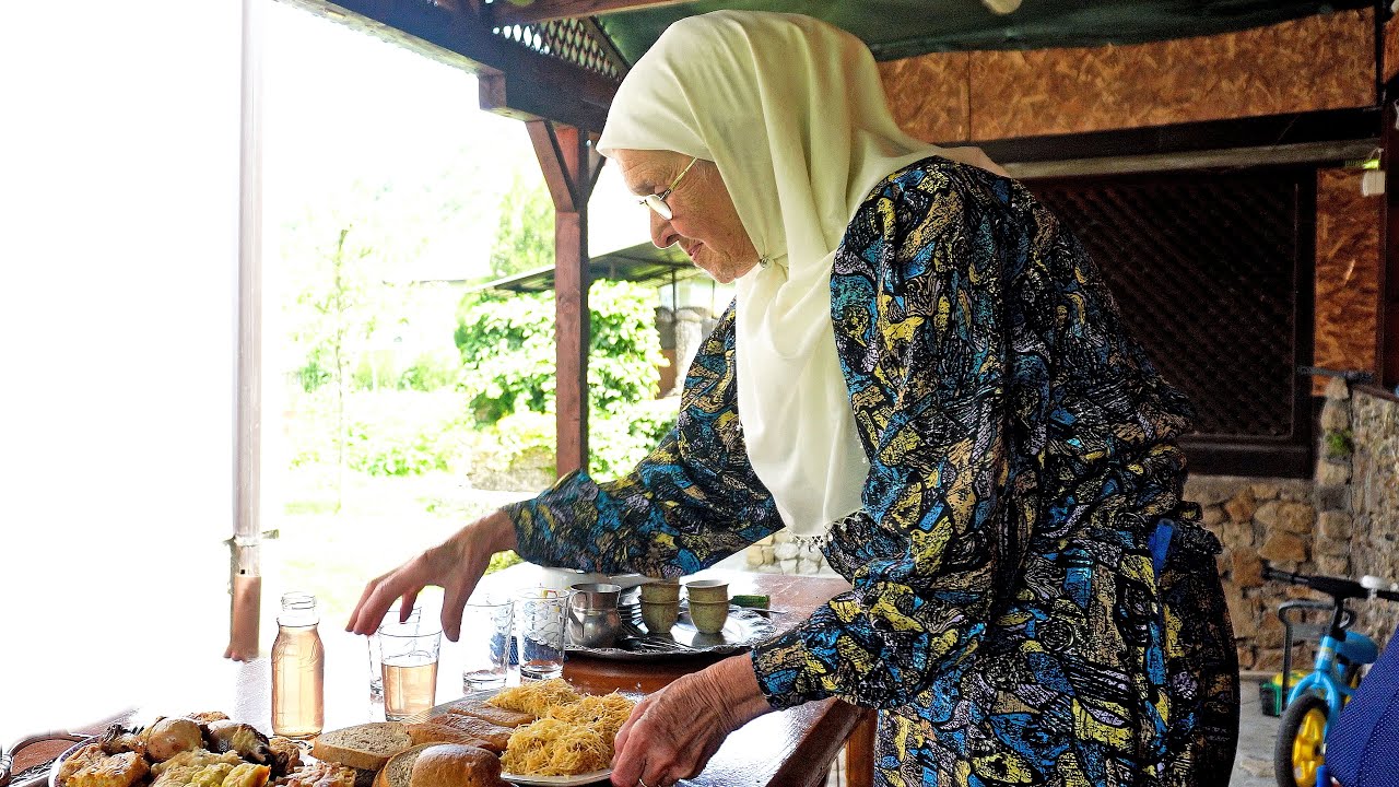Ima 82 godine - piše sevdalinke, pojavljuje se u spotovima i kopa bašču !