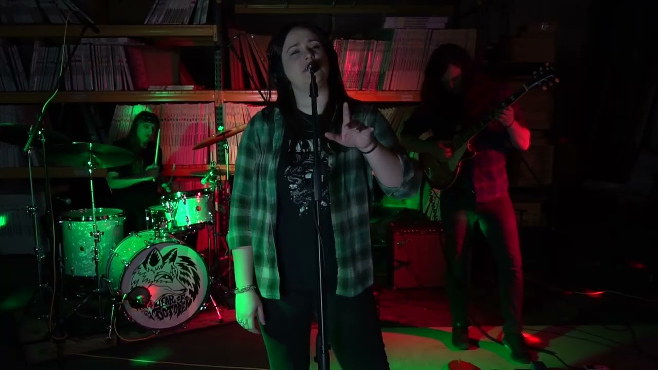 在 YouTube 上观看 Year of October - "Bringing Me Down" Live