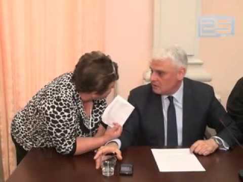 ბათუმის მერი მოქალაქეს - არ მცალია თავი მტკივა