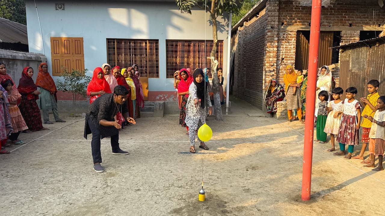 The prize awaits ! Who will burst the hanging balloon and shut off the lights in one perfect move ?