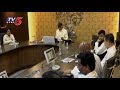Chandrababu reviews designs for Assembly, HC buildings