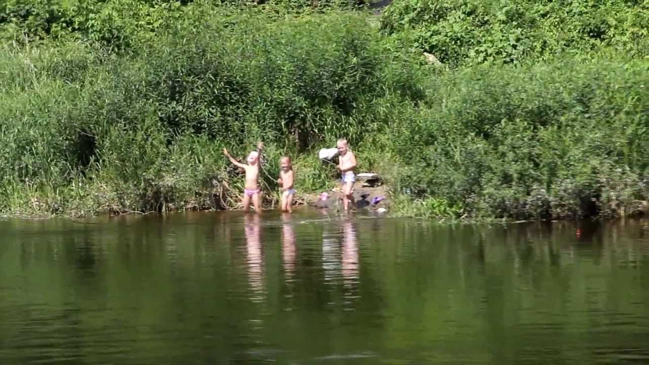 Нудисты в реке
