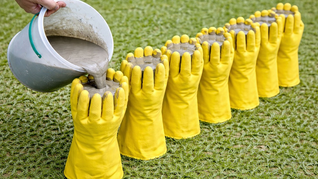 Замечательная идея: из перчаток и цемента очень легко сделать кофейный столик и цветочные горшки ...