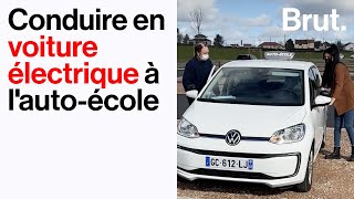 Dans cette auto-école, ils apprennent à conduire sur une voiture électrique