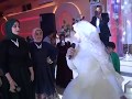 أخوات العريس بيوقعوا بين العريس و العروسه فى الفرح و تقوم خناقه كبيره بين العروسين و تحدث المفاجأه أخوات العريس بيوقعوا بين العريس و العروسه فى الفرح و تقوم خناقه كبيره بين العروسين و تحدث المفاجأه