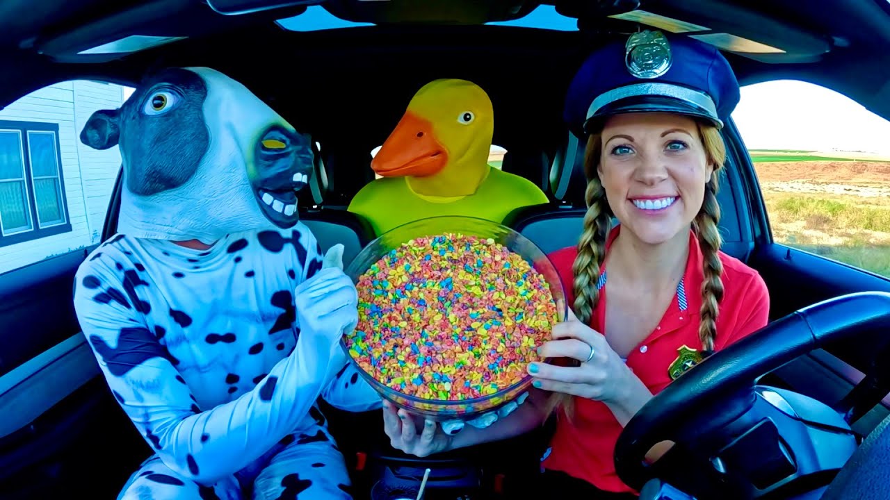 Резиновая уточка удивляет корову, щенка и полицию в автомобильной погоне!