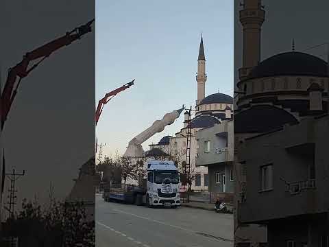 İslahiye merkezinde, depremde hasar gören bir camii minaresi, vinç yardımıyla yıkıldı #deprem #hatay