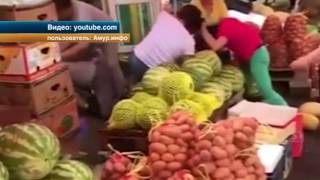 Торговцы устроили массовую драку у палатки с арбузами и дынями Торговцы устроили массовую драку у палатки с арбузами и дынями