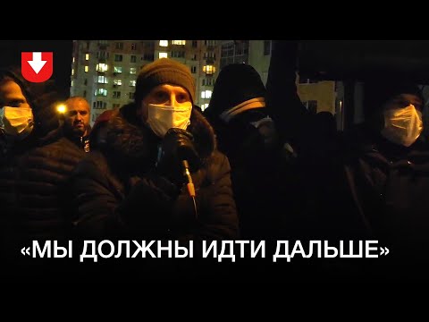 Эмоциональное выступление мужчины перед людьми после новости о смерти Романа Бондаренко