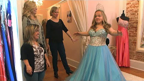 Watch Elizabeth Johnston Try On These Beautiful Pa...
