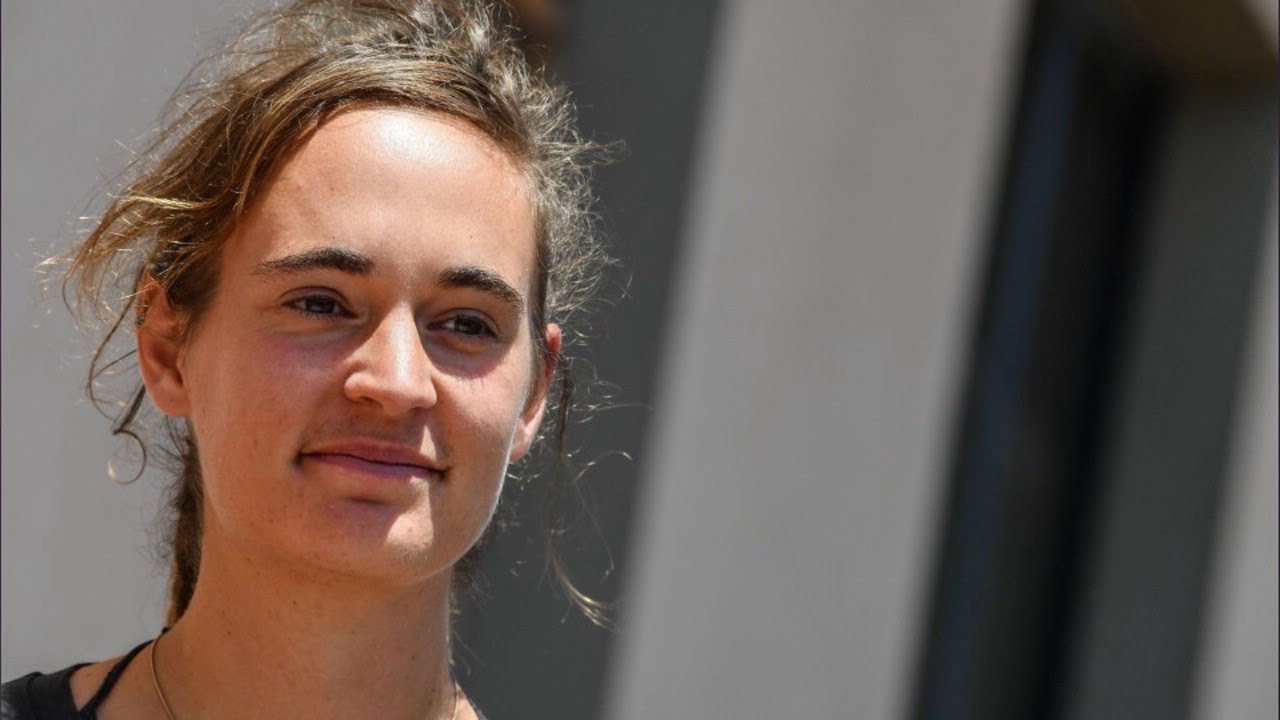 Carola Rackete e il caso reggiseno: due ragazze torinesi organizzano il #freenipplesday