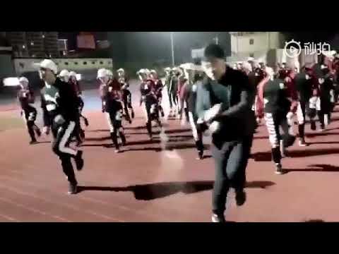 小学生全員がゴーストダンスを踊る，中国のある小学校の校長は生徒たちの体力を高めるために、生徒にダンスを教える