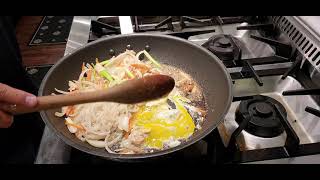 How to cook Chicken Pad Thai at home