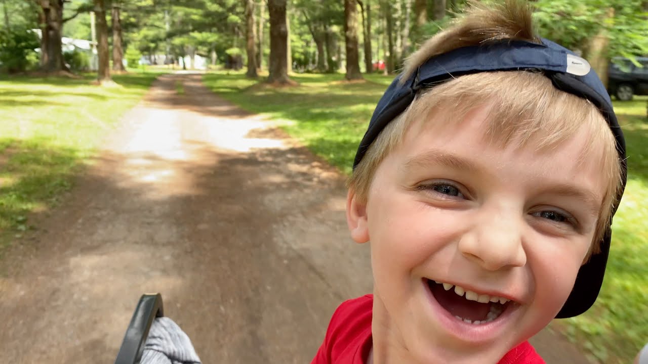 Дети с сумасшедшими гольф-карами отправляются на забег Otter Run