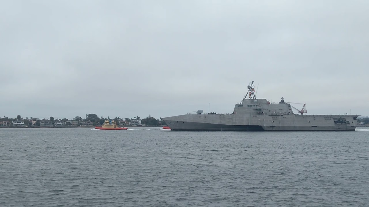 USS Oakland Enters San Diego Harbor - LCS-24 (1)