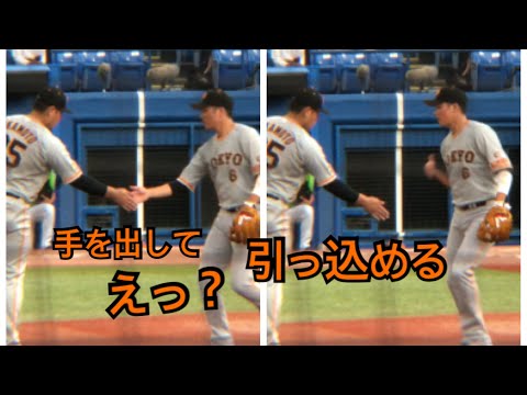 ホームラン後に岡本和真をイジる坂本勇人