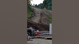 Akibat jalan licin di tanjakan terjal di pendakian jalur cctv
