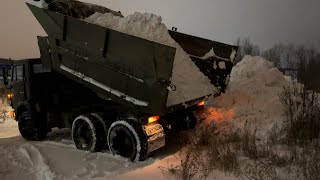 ВОЖУ СНЕГ С УТРА ДО ГЛУБОКОЙ НОЧИ. КАМАЗ 55111. Помыл камазик перед Новым годом. Юный камазист