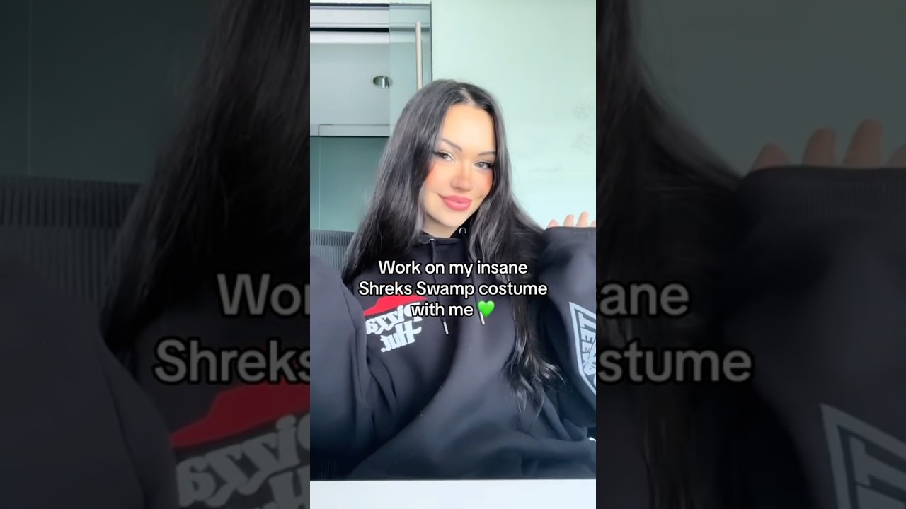 A NEW BOMBSHELL ENTERS THE SWAMP 💅 #halloween #costume #cosplay #cosplayer #halloweencostume #shrek