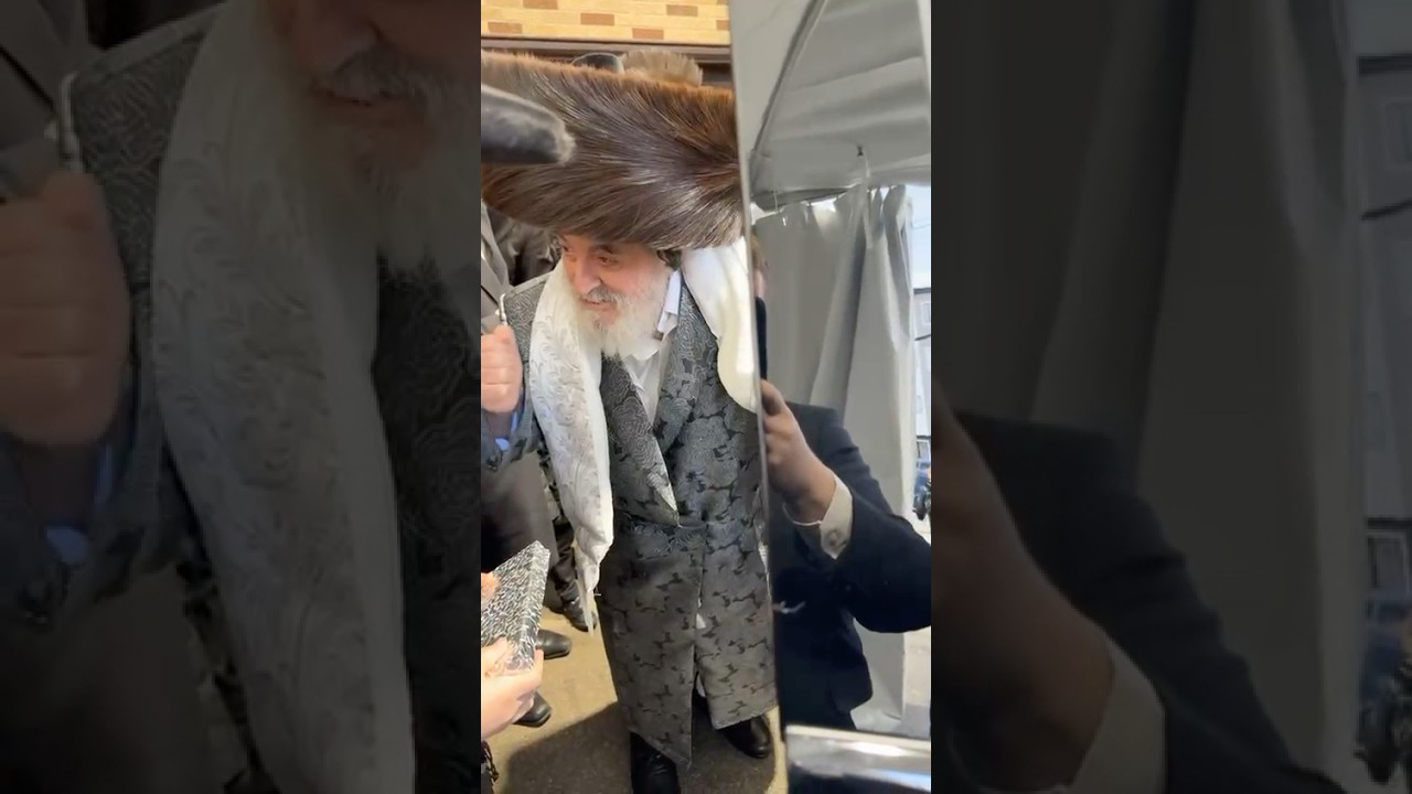 מרן האדמו'ר מויזני'ץ בכניסה לרכבו בדרכו חזרה לארץ הקודש