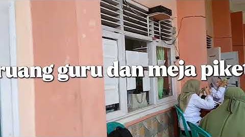 membuat tugas informatika yaitu mini vlog berada dilingkungan sekolah kami dari kelas 9b kelompok 6