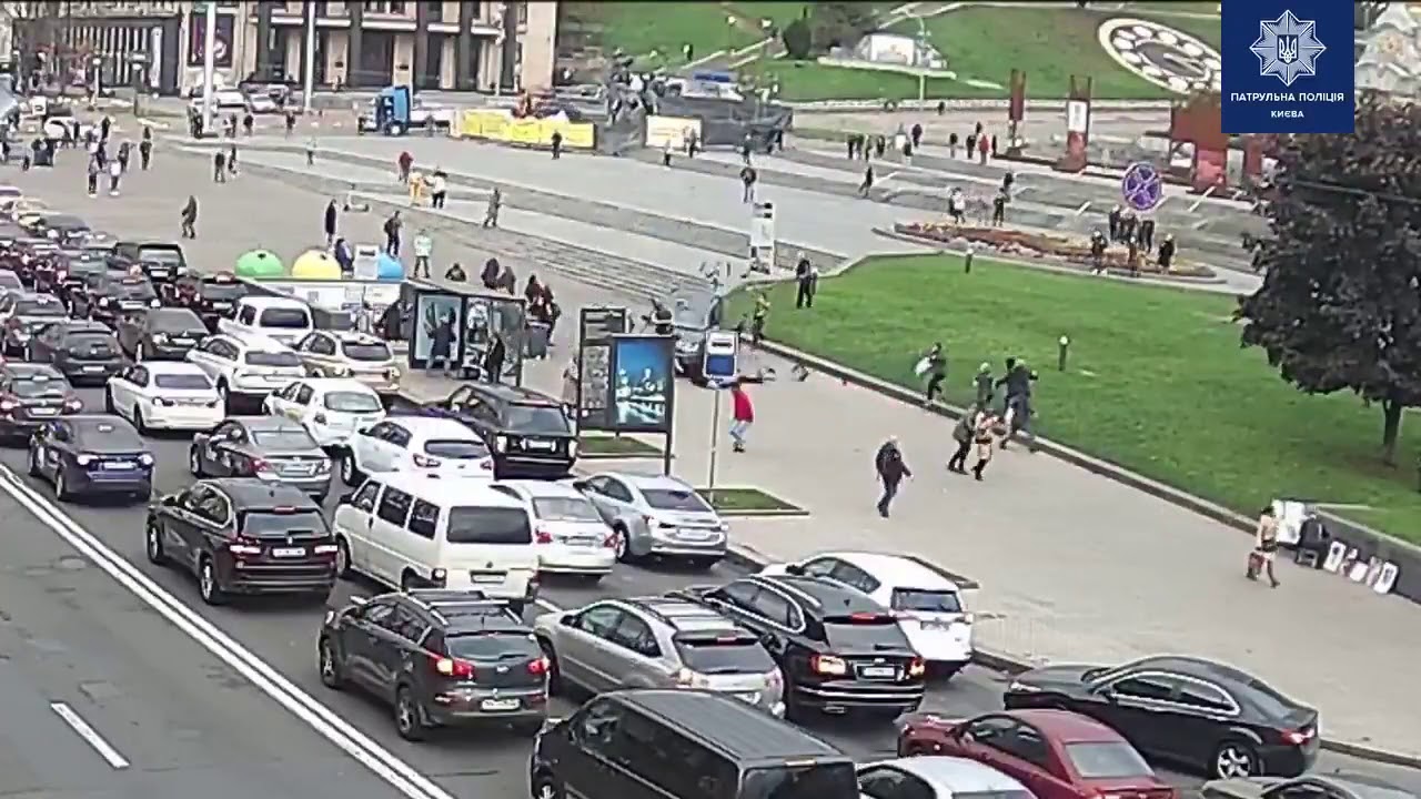 Машина въехала в магазин