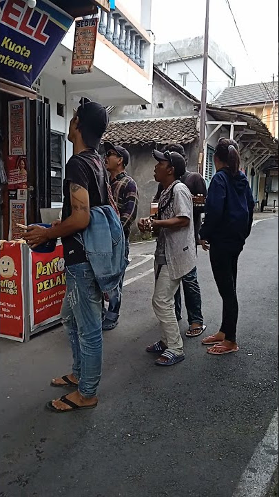 pengamen jalanan solo#shorts #kotasolo#pangamenjalanan