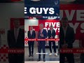Americký velvyslanec v Česku slavnostně otevřel první pobočku Five Guys v Praze