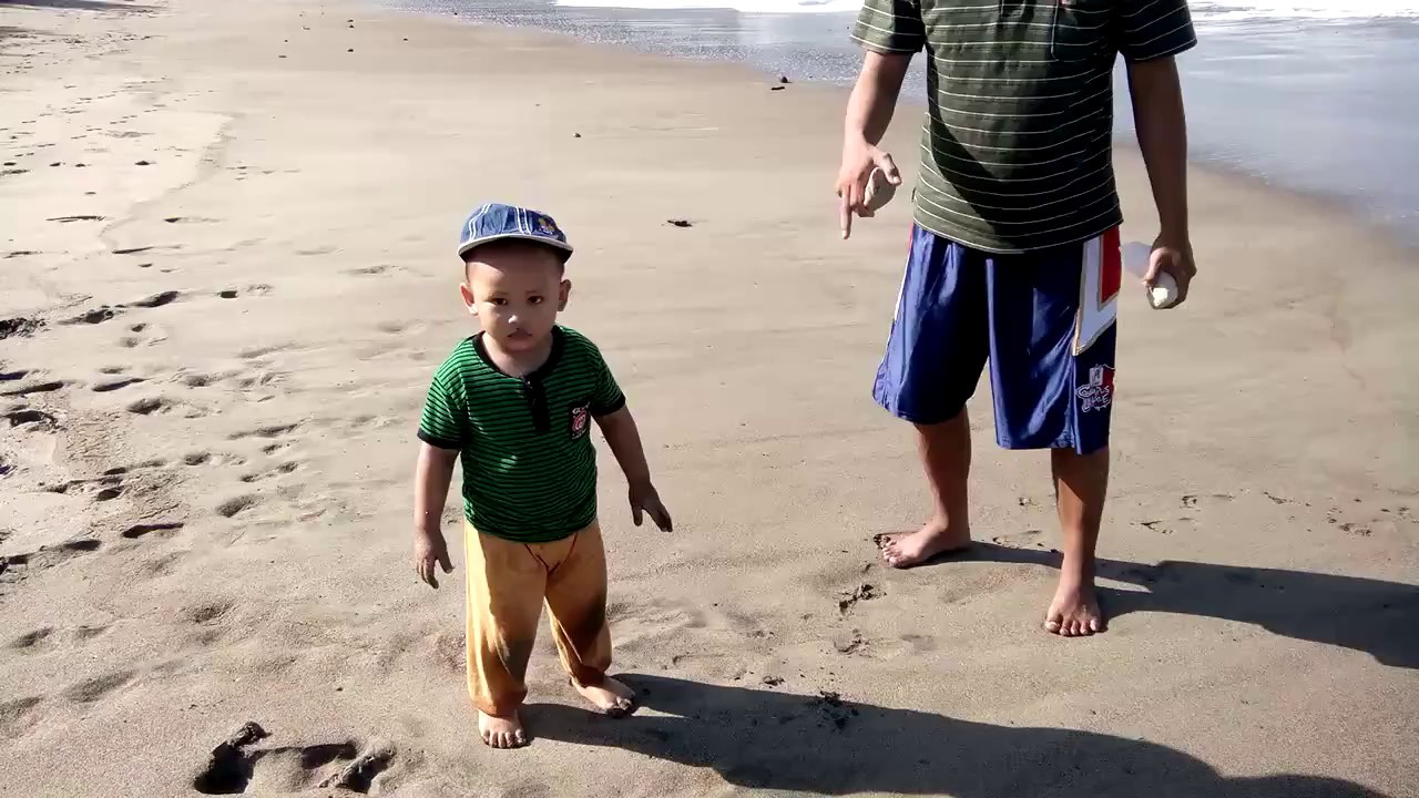 Lucu bayi main di pantai YouTube Lucu bayi main di pantai YouTube