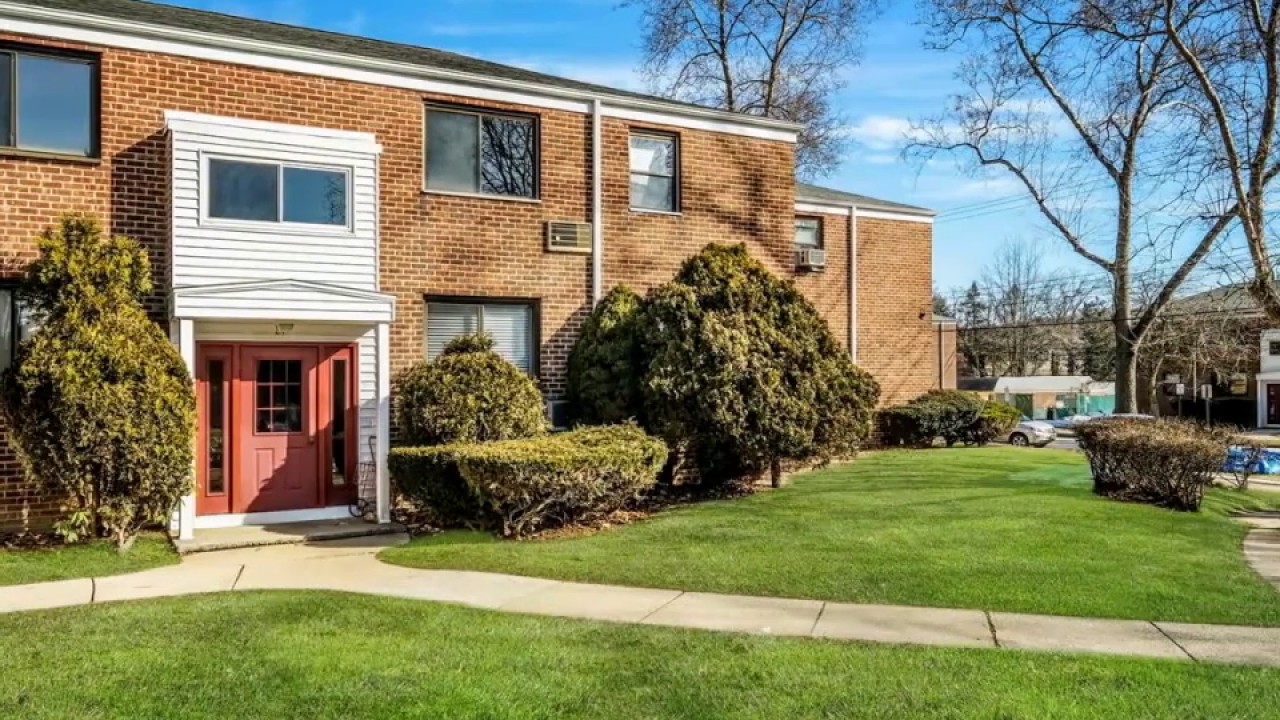 Apartment SOLD in the Valhalla School District! 21 Lawrence Drive C