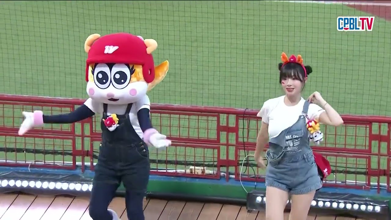 07/05 統一 VS 味全 中場，金娜妍與芮美帶來可愛的舞蹈，嗨翻天母球場