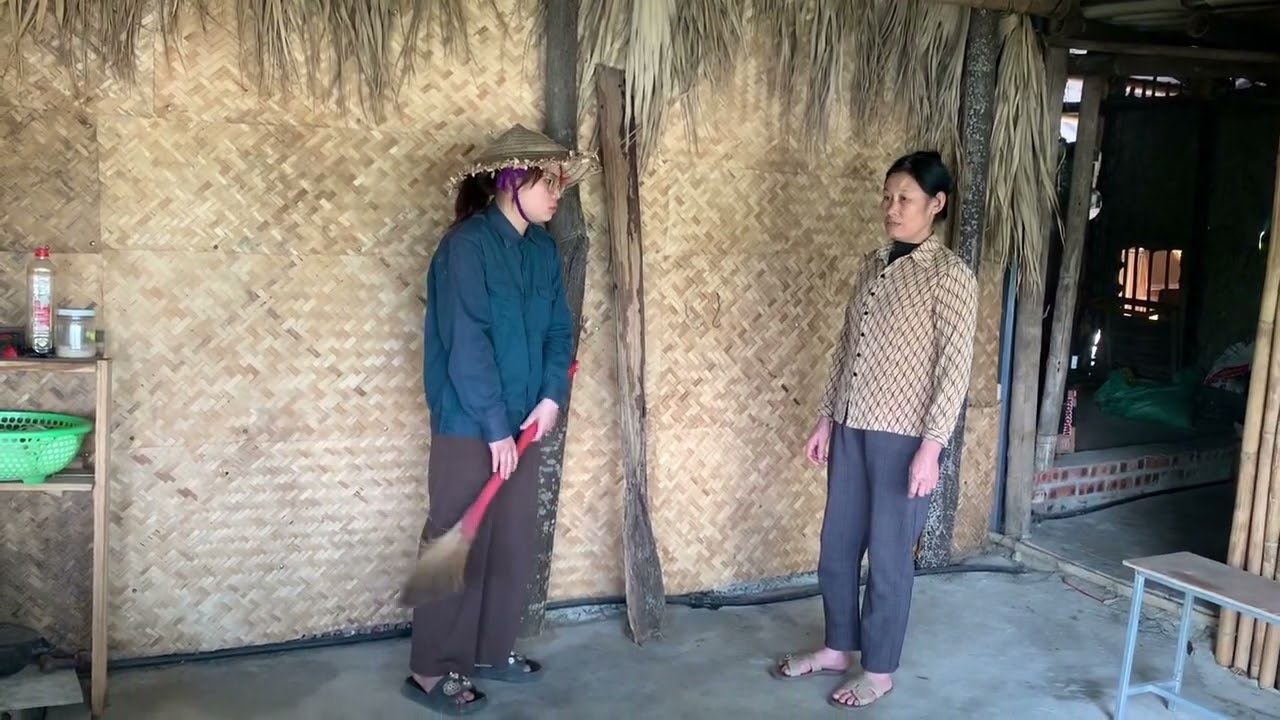 Nguyệt bất ngờ khi em trai về không báo trước