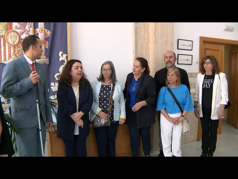 CERMI entrega a la delegada del Gobierno una Constitución renovada y accesible para todos