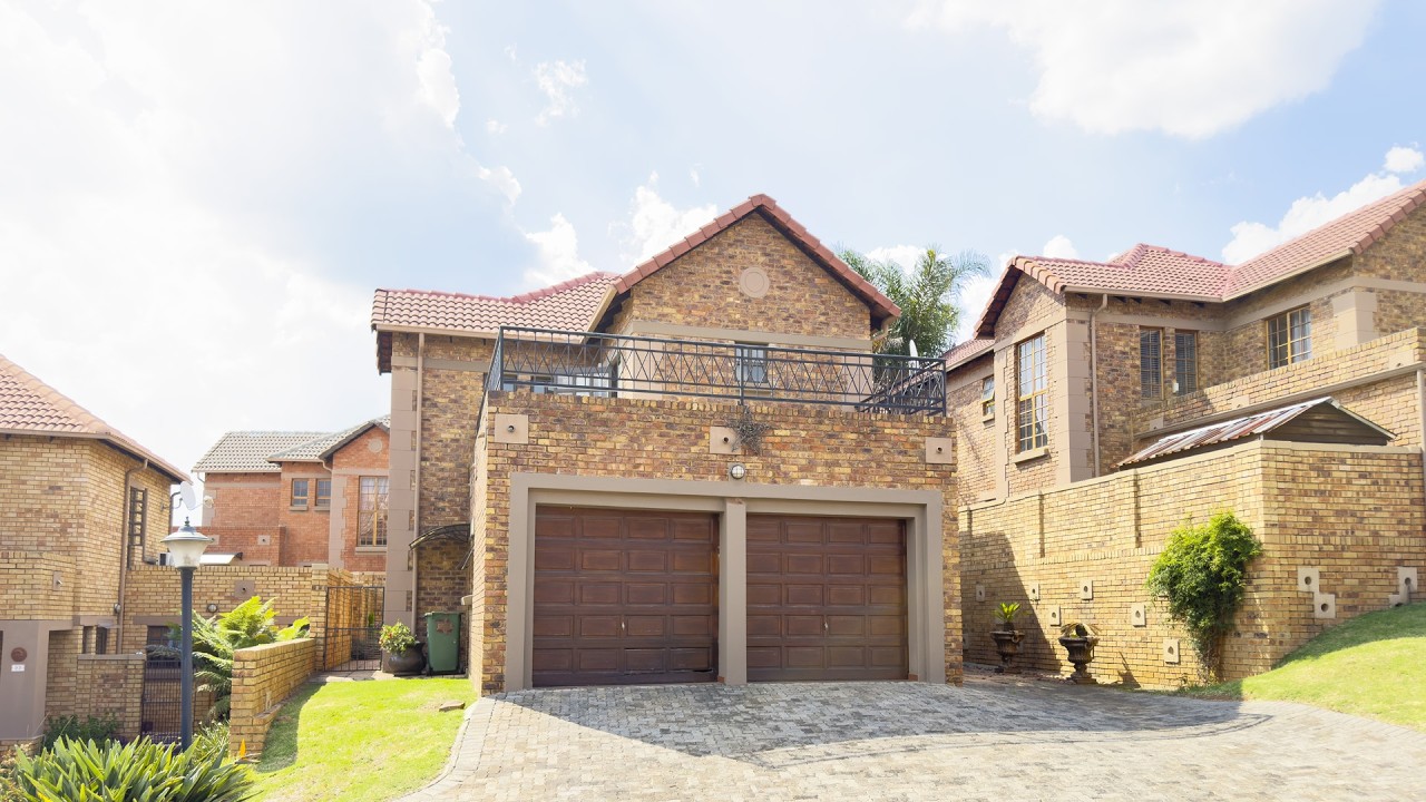 3 Bedroom, 2 &half bathroom townhouse