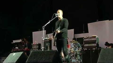 Queens of the Stone Age- Go with the flow (live)