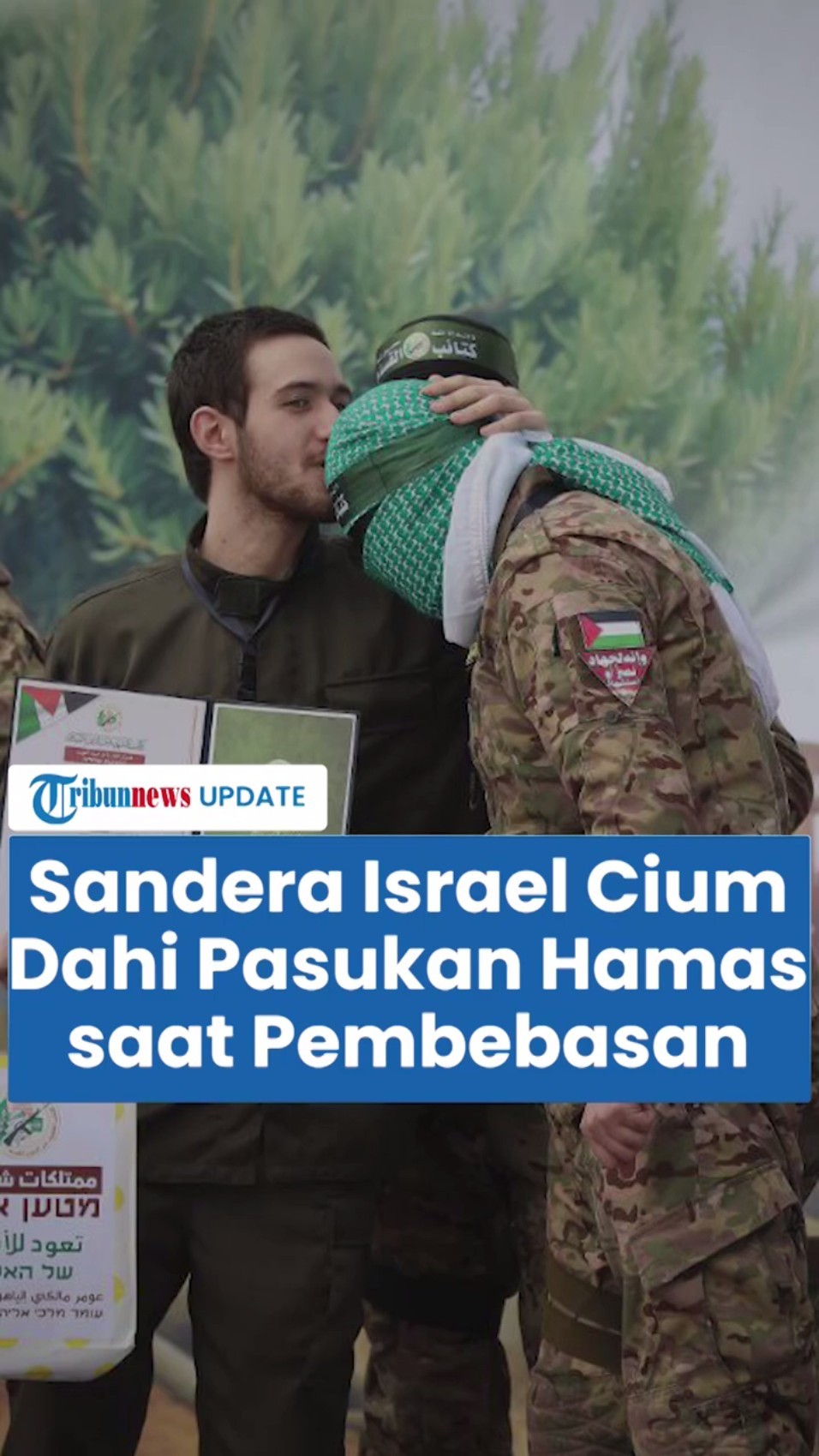 Momen Haru saat Pembebasan Sandera, Warga Israel Cium Kening Pasukan Hamas sebelum Tinggalkan Gaza