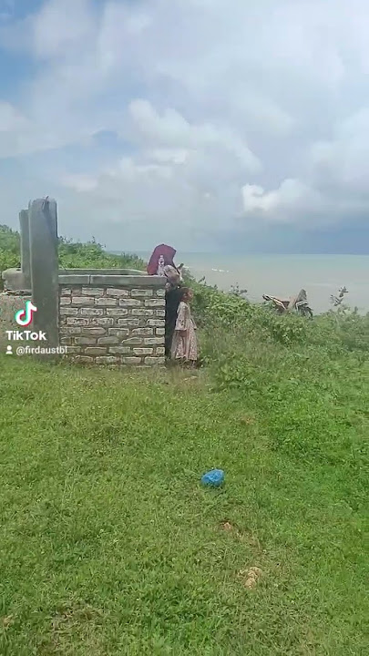 makam Joko Samudro di tepi laut