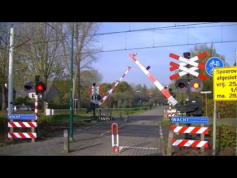 Spoorwegovergang IJsselstein // Dutch railroad crossing