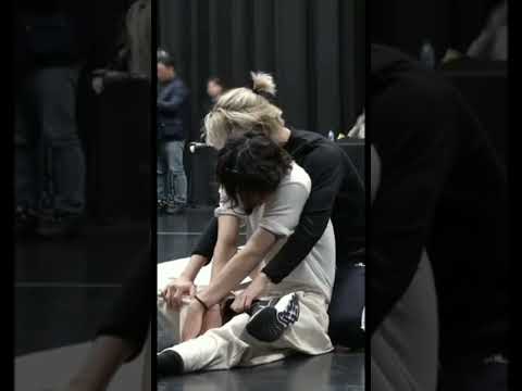 وقتی جیمین قبل از زایمان به همسرش در حال درد زایمان کمک می کند این شکلی خواهد بود 