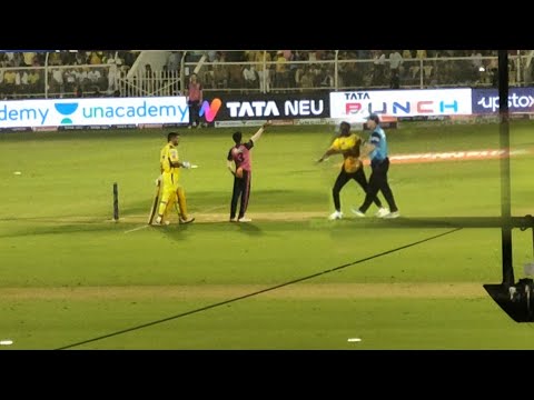 CSK Fan came in Ground in front of MS Dhoni, Police took him out side the braboune stadium