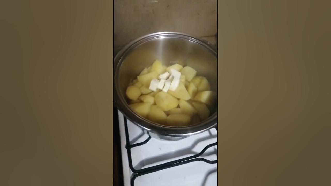 Картошка в воде на ночь. Пюре в кастрюле. Картофельное пюре. Как сварить картофельное пюре в кастрюле на воде. Фото пюре в кастрюле.