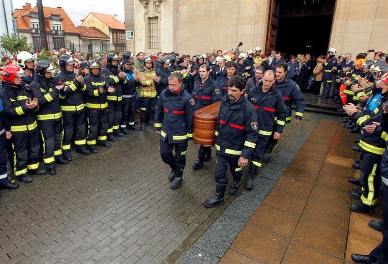 El bombero fallecido en Oviedo no llevaba enganchado su arnés como era preceptivo