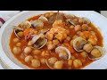 Guiso de garbanzos con langostinos y almejas