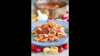 Каламарата — неаполитанская паста с кальмарами и соусом / Neapolitan calamarata pasta with squid
